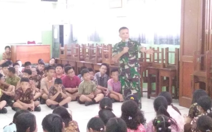 Lettu Inf Sriyanto Berikan Wasbang di SMP Santo Kristoporus