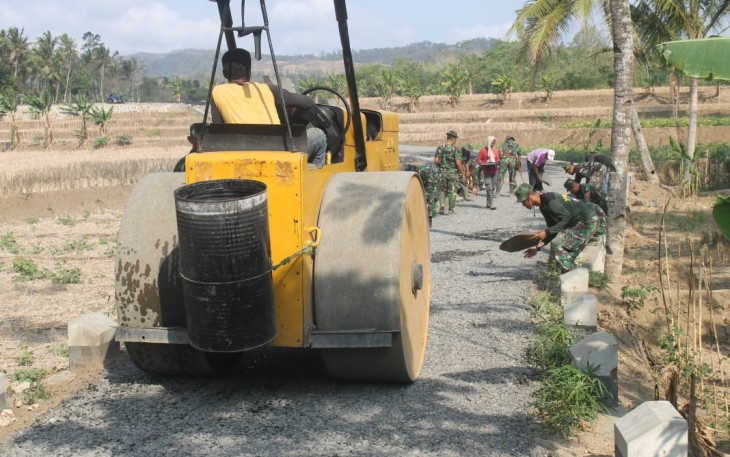 Satgas TMMD dan warga Gelar Batu Seplit