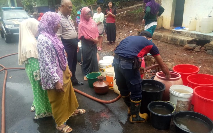 Polsek Bandar Batang Distribusikan Air Bersih