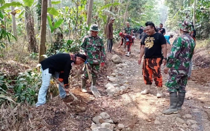 Pemuda Pancasila Bantu Giat TMMD Sengkuyung Tahap III 2019