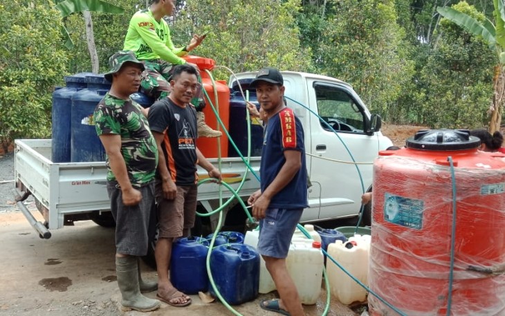 Komunitas Motor Combat Trail Bandar Distribusikan Air Bersih