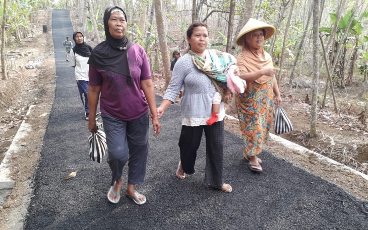Warga senang jalan diaspal 