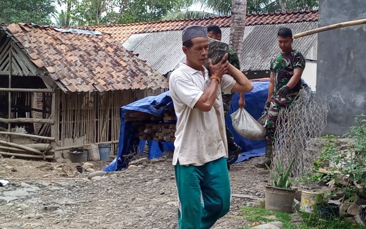 Kakek 68 Tahun pun Tak Kalah Semangat Ikut Kerja Bakti TMMD 106 Kodim Cilacap