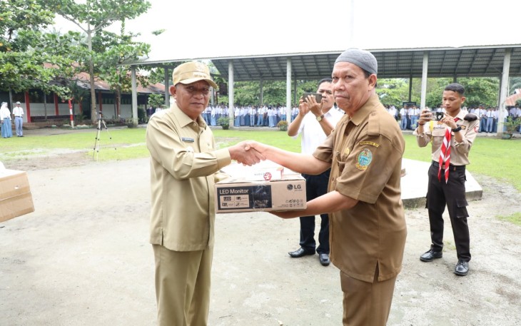 Bupati Asahan Pimpin Upacara di SMA Negeri 1 Air Joman