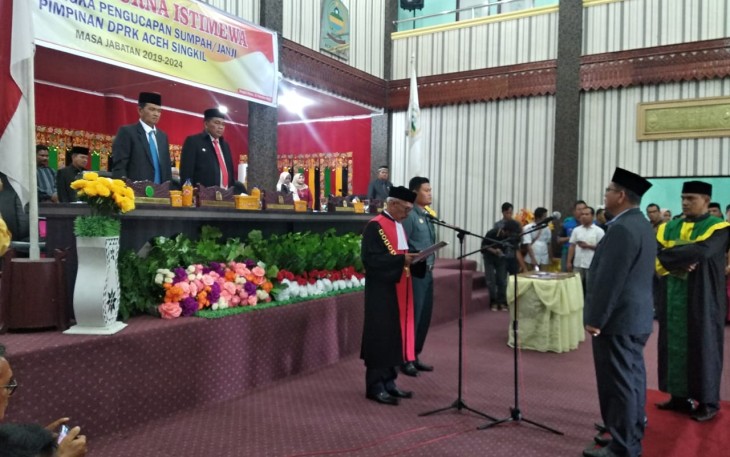 Ketua Pengadilan Negeri (PN) Aceh Singkil H.Hamzah Sulaiman SH melantik dua pimpinan DPRK Setempat di ruang rapat utama gedung dewan Singkil Utara.