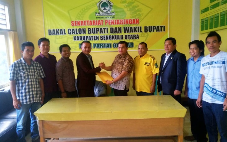 Pitra Martin saat daftar ke Golkar