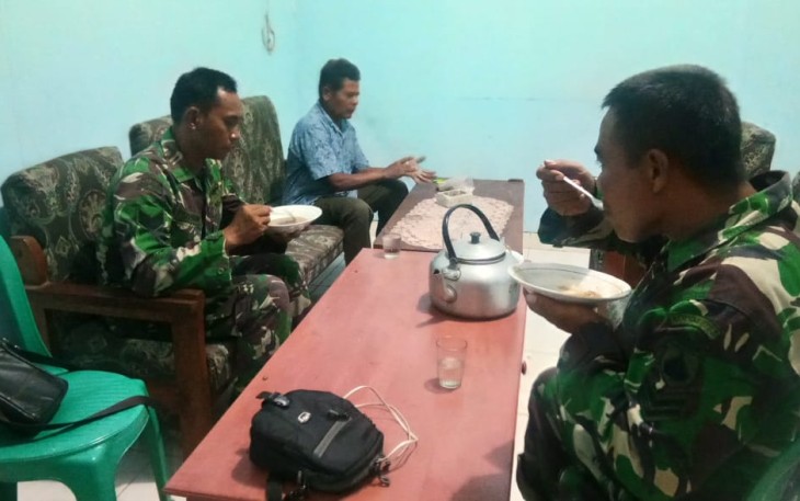 Satgas TMMD Anjangsana Ke Rumah Warga Bukti Kedekatan TNI bersama warga