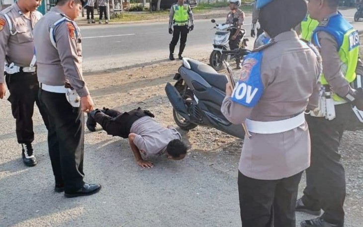 Personel Satlantas dan Propam Polres Bireuen Terlihat Sedang Memberikan Hukuman Pembinaan Fisik Berupa Aksi "Push Up" Kepada Oknum Polisi Mapolres yang Terjaring Pelanggaran Dalam Gelar Operasi Zebra 2019 di Lintasan Jalan Negara Depan Mapolres Bireuen Kamis 23 Oktober 2019.