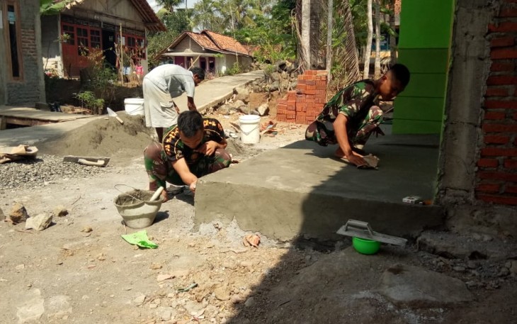 Dua TNI Yonif 405 Rapikan Teras RTLH di Lokasi TMMD 106 Kodim Cilacap