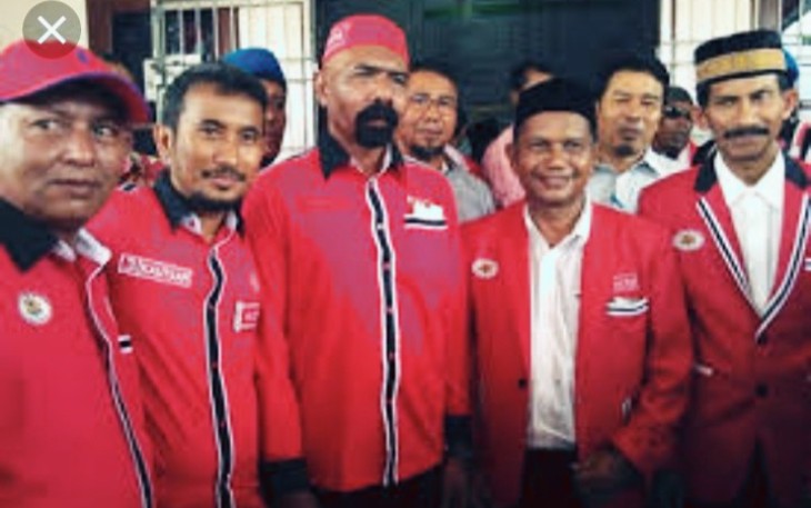 Sosok Petinggi KPA /PA DPW Bireuen (Wilayah Bate Ie Liek) Berpose Seusai Melaksanakan Kampanye Calon Kepala Daerah Di Kabupaten Bireuen (Pilkada 2017 Lalu). foto.net
