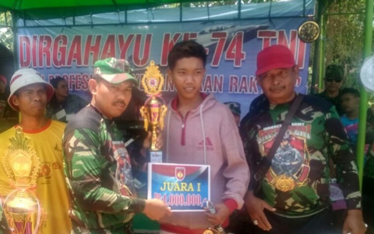 Danramil 01/Pati saat menyerahkan hadiah