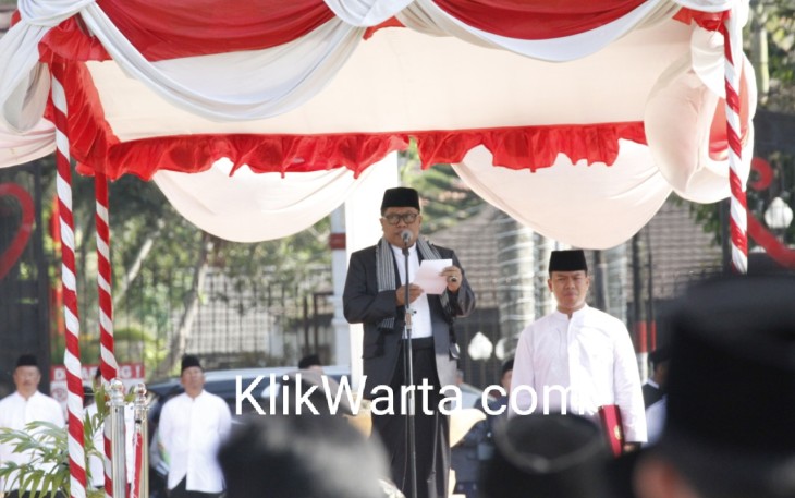 Plt Walikota Blitar Santoso saat memimpin upacara bendera Peringatan Hari Santri Nasional di Kota Blitar.