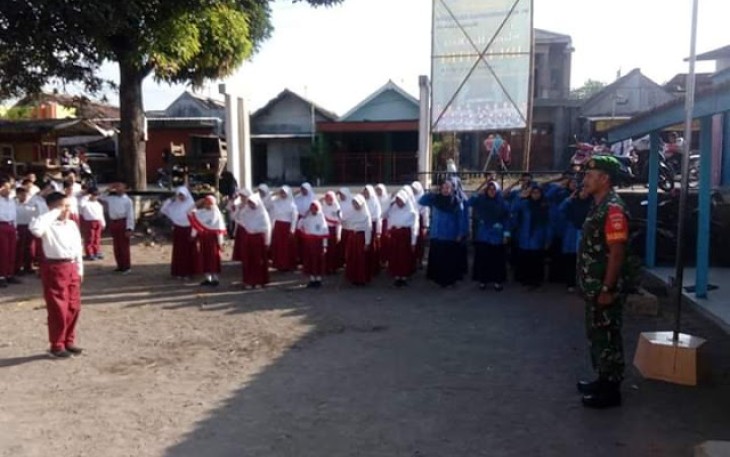 Sertu M Ali Jadi Inspektur Upacara Pada Pelaksanaan Kegiatan Upacara Pengibaran Bendera di SD Negeri 01 Kranggan