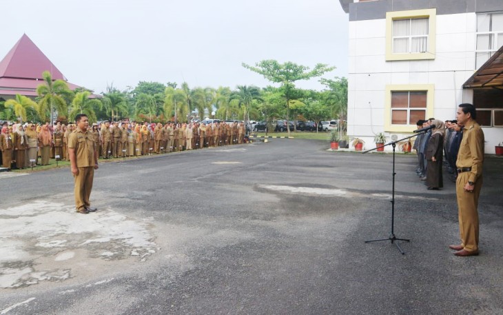 Bupati Gusril Pausi saat memimpin apel pagi di Halaman Kantor Bupati Kaur