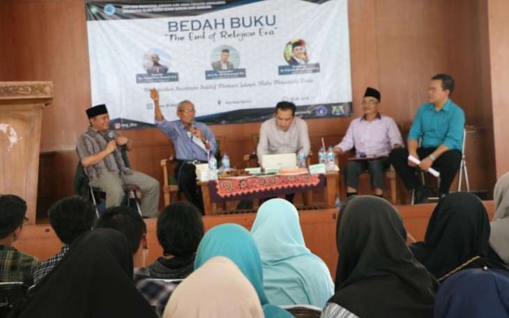 Prof. Afif Muhammad MA tengah menjelaskan isi bukunya yang dibagi menjadi empat bagian
