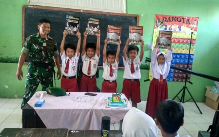 Sertu Lukas Ariyanto Babinsa Koramil Jatinom Melaksanakan Kegiatan Penanaman Cinta Tanah Air 