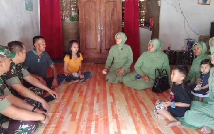 Ketua Persit Ranting 5 menyerahkan bantuan kepada penderita