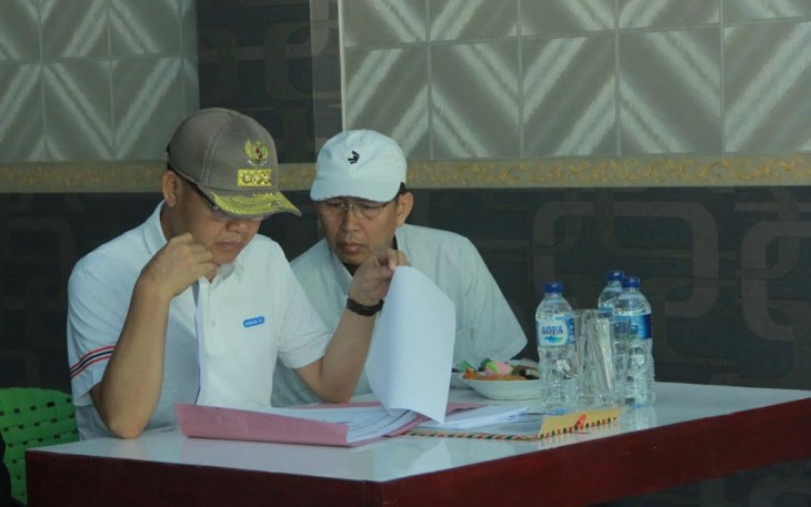 Gubernur Rohidin saat hadir pada Pertemuan dengan Tim Pagar Dewa Bersatu di salah satu Rumah Warga di Desa Pagar Dewa Bengkulu Selatan
