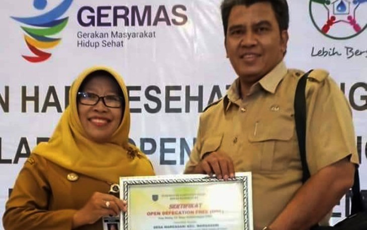 Kepala Desa Margasari Menerima Sertifikat Penghargaan Desa Margasari ODF/Bebas Buang Air Sembarangan Tahun 2019 dari Pemkab Tegal 