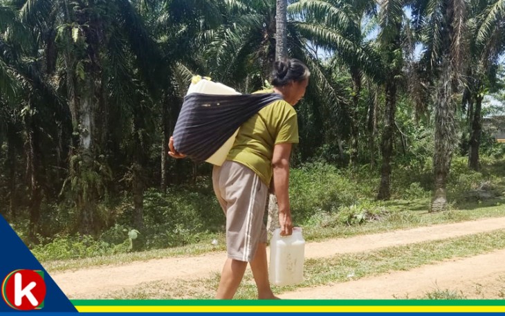 Kastun (60) warga Desa Melati Harjo saat mengambil air bersih