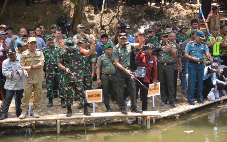 Mancing Mania Jalin Kebersamaan TMMD 106 Cilacap