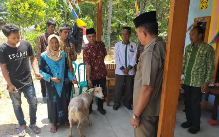 Camat Kedurang Ilir Marwin Usai Menyerahkan Kunci Bedah Rumah Kepada Mujirah