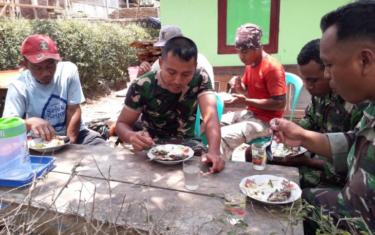 Papan Bekas Cor jadi Meja Makan Lesehan Makan Siang Satgas TMMD dan Warga 