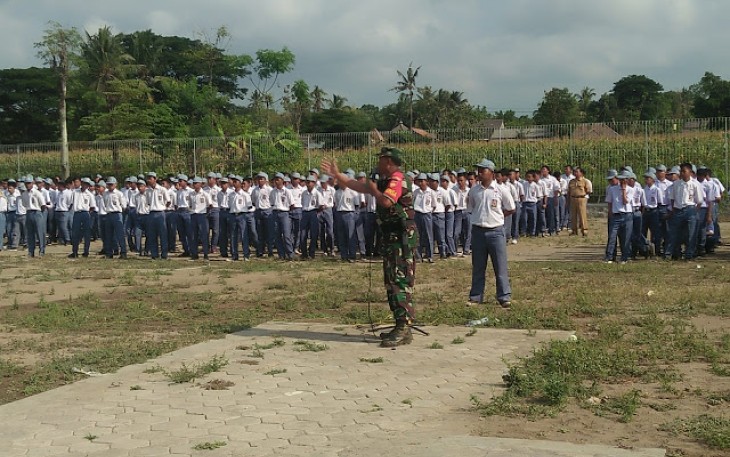 Serka Purwanto dan Serka Catur Widodo Mendampingi Kegiatan Upacara Pengibaran Bendera Marah Putih Di Sekolah Menengah Kejuruan Tunggal Cipta 
