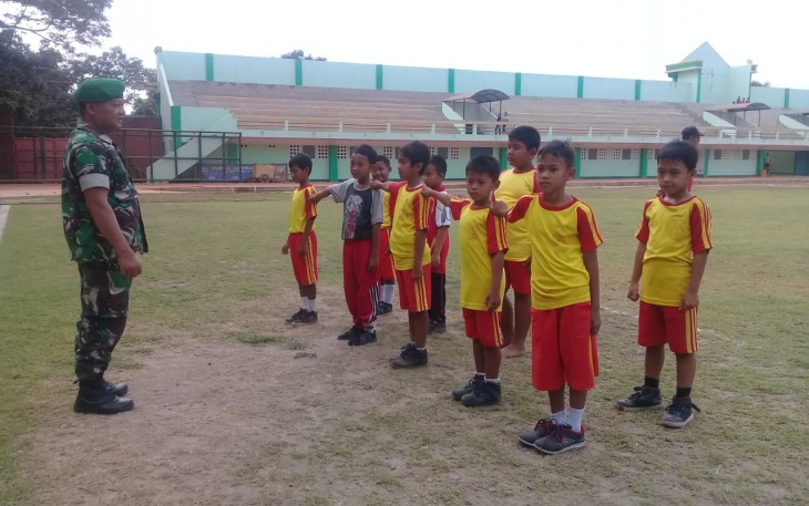 Menumbuhkan Sikap Disiplin Babinsa Manisrenggo Latih PBB Murid SD