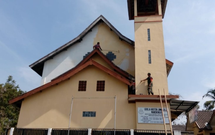 Babinsa Manisrenggo Bantu Rehab Gereja