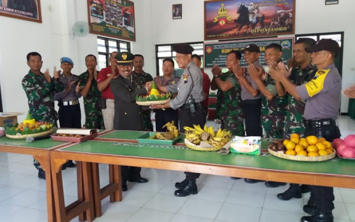 Kapolsek Wonosari AKP Widjiyanto S AP Beri Kejutan Pada Koramil 22 Wonosari Kapten Inf Dwi Haryono