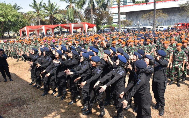 Peringatan HUT KE 74 TNI di halaman Gedung DPR/MPR Jakarta