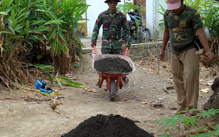 Gunakan Angkong Kopda Agung "Tinggal Sorong" di Rehab RTLH