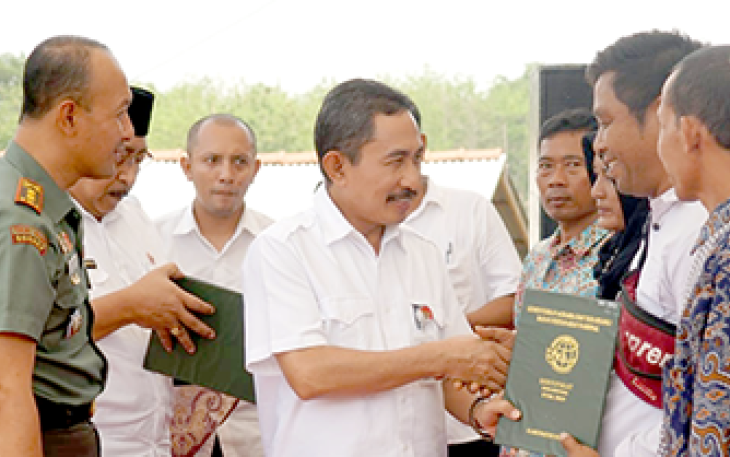 Dandim Pati dampingi Bupati ketika penyerahan PTSL untuk warga