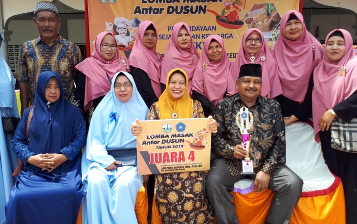 Camat Kecamatan Kota Juang Bireuen Propinsi Aceh Drs Jalaluddin MSi Bersama Kades Reuleuet Hasrulsyah (belakang paki batik) Menyempatkan Diri Berpose Bersama Kaum Ibu Peserta Lomba Juara IV Lomba Masak Antar Dusun Desa Reuleuet Kabupaten Bireuen Minggu 3 November 2019.