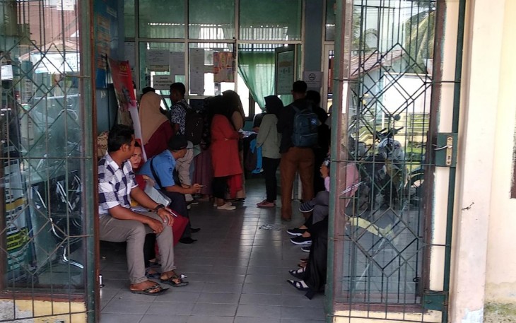 Tampak sejumlah warga berantrian melegeskan KTP dan KK diKantor Disdukcapil Aceh Singkil.