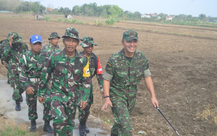 Dandim, Kasdim bersama anggota jalan bareng dalam minggu militer