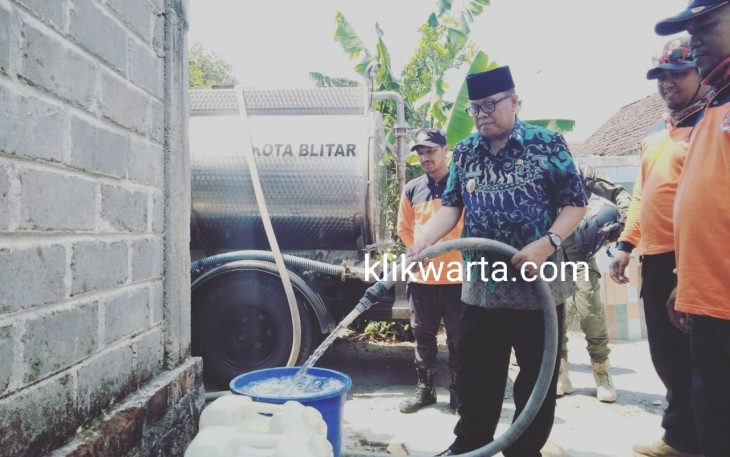 Plt Walikota Blitar Santoso saat melakukan Dropping Air Bersih di Kelurahan Ngadirejo Kota Blitar.