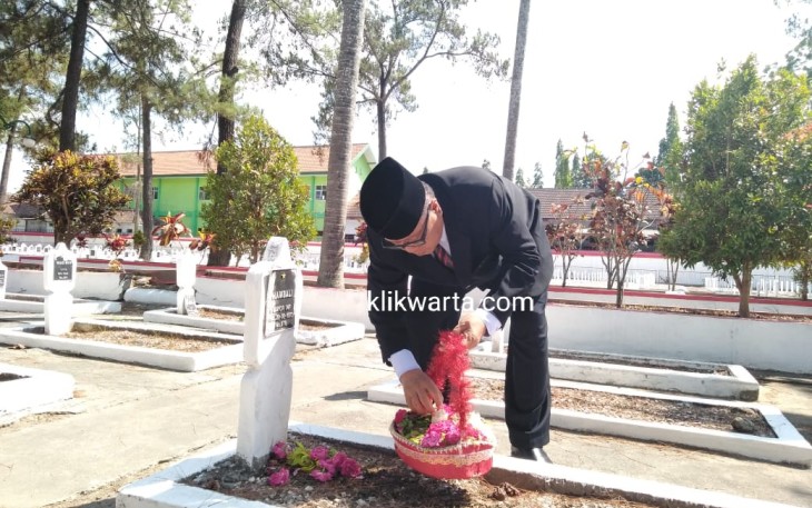Plt Walikota Blitar Santoso saat melakukan tabur bunga di pusara Pahlawan Kusuma Bangsa