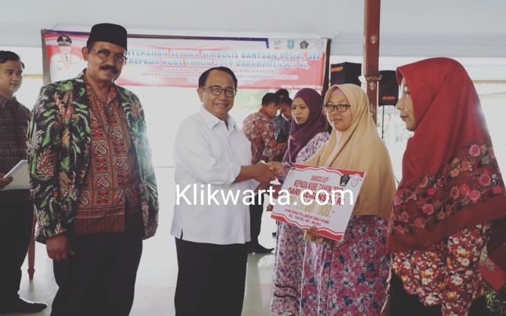 Bupati Blitar Rijanto Menyerahkan Bantuan Sosial UEP Kepada Anggota KUBE Secara Simbolis 