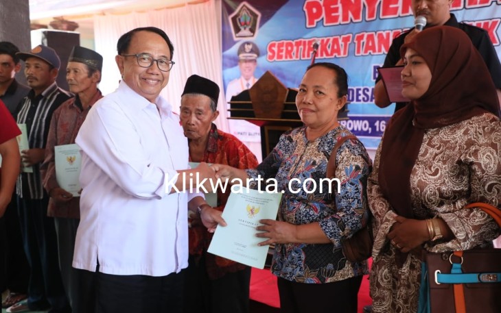 Bupati Blitar Rijanto Bagikan Sertifikat Tanah PTSL Pada Warga Desa Birowo Kecamatan Binangun Secara Simbolis 