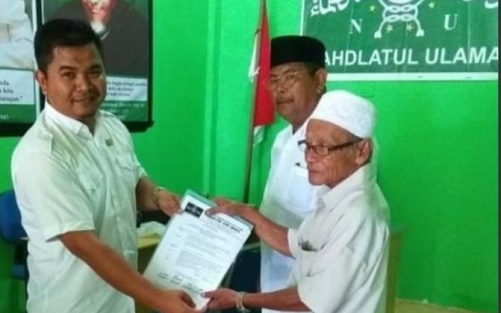 Rais Syuri'yah PCNU Aceh Singkil Ust. Abd. Salam Ak didampingi pengurus lainnya menyerahkan SK penunjukan sebagai Ketua Lazis NU setempat kepada Mustafa Naibaho di Singkil.