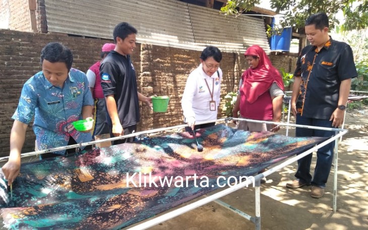 Kepala Balai Besar Rahabilitasi Sosial Penyandang Disabilitas Intelektual 'Kartini' Temanggung Kementerian Sosial Murhardjani Mencoba Membatik Batik Ciprat di Rumah Kinasih 