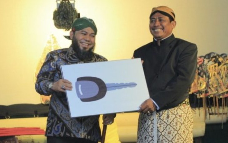 Wali Kota Bengkulu Helmi Hasan Serahkan Bantuan Satu Unit Mobil Ambulans Pada Paguyuban Masyarakat Jawa Bengkulu 