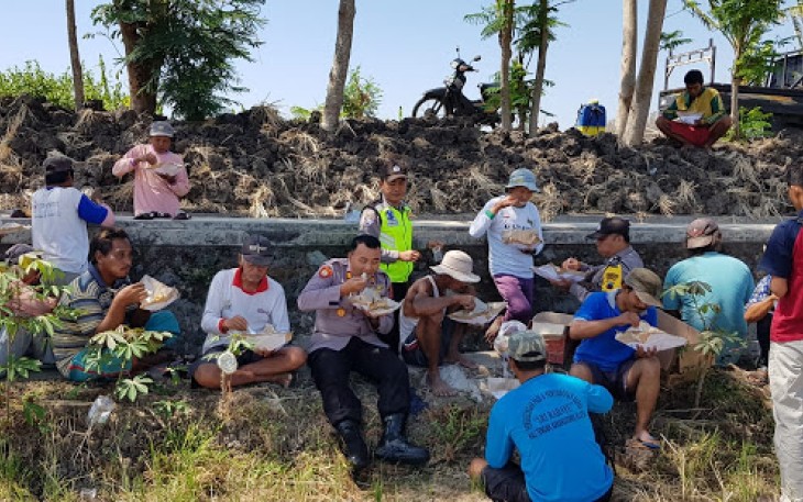 TNI Dan Polri Makan Bersama Petani