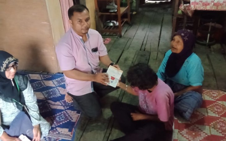 Anggota DPRA Muslim Serahkan Bantuan Bagi Penyandang Disabilitas