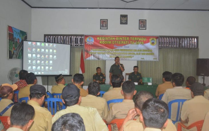 Kasiter Letkol Inf Arif Ismawan ketika memberikan materi Binter terpadu