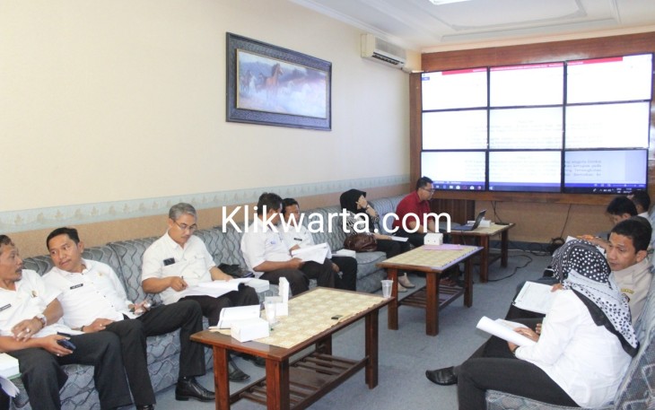 Suasana Pertemuan Internal Disperindag Pemkab Blitar Ketika Membahas Rancangan Perubahan Perda Perumda Savitri Indah