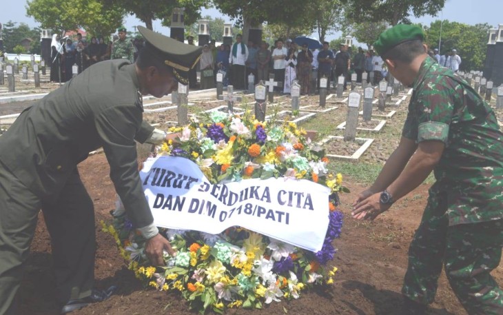 Peletakan karangan bunga di pusara alm Pratu Sajid oleh Kasdim Pati