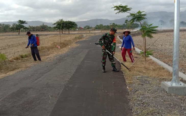 Peduli Kebersihan Babinsa Cawas Bantu Potong Rumput